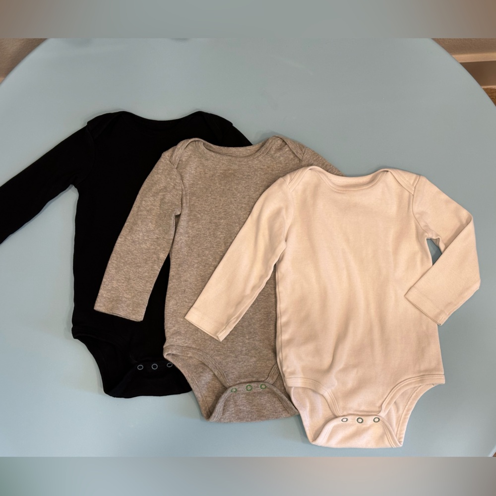 Primary Black, Gray, and White Long Sleeve Onesies 9-12m (like new).